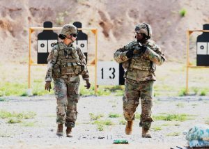 Γυναίκες στις Ένοπλες Δυνάμεις: Ο Δένδιας ανοίγει τον διάλογο για εθελοντική στράτευση