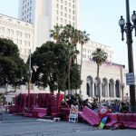 «Όσο μας φτύνουν θα τους χτυπάμε» λέει ο Τραμπ που απειλεί με σύλληψη και τον κυβερνήτη της Καλιφόρνια