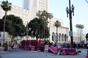 «Όσο μας φτύνουν θα τους χτυπάμε» λέει ο Τραμπ που απειλεί με σύλληψη και τον κυβερνήτη της Καλιφόρνια