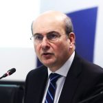 «Διπλό καμπανάκι» Χατζηδάκη για την κρίση στη Μέση Ανατολή: Τι λέει για καύσιμα, ναύλα και στέγαση - FinanceNews.gr