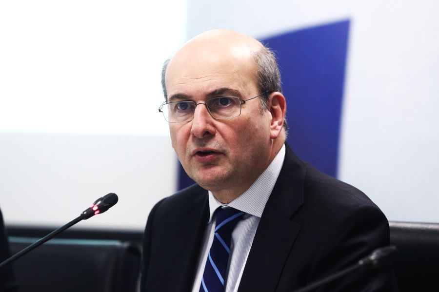 «Διπλό καμπανάκι» Χατζηδάκη για την κρίση στη Μέση Ανατολή: Τι λέει για καύσιμα, ναύλα και στέγαση - FinanceNews.gr