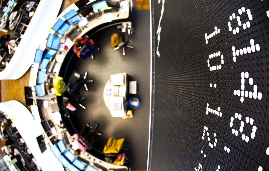 Ευρωαγορές σε σταυροδρόμι: STOXX 600 σταθερός, FTSE κοντά σε ρεκόρ - FinanceNews.gr