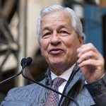 Σκληρό μήνυμα Dimon στην Ευρώπη: Χάνετε...