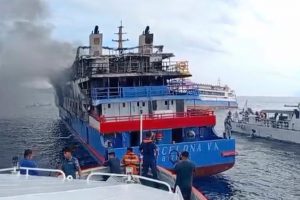 Τραγωδία στην Ινδονησία με 5 νεκρούς, όταν πλοίο τυλίχθηκε στις φλόγες  - 300 διασώθηκαν