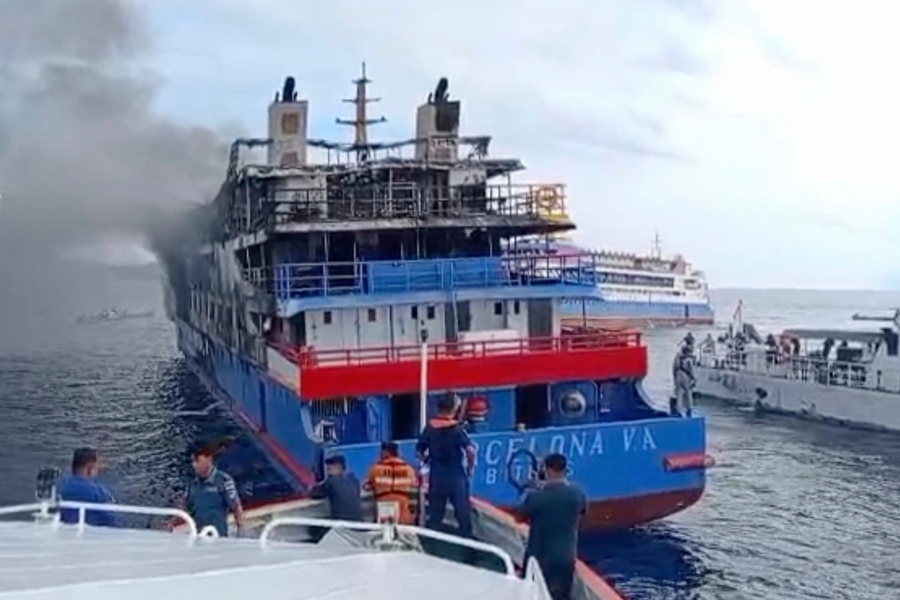 Τραγωδία στην Ινδονησία με 5 νεκρούς, όταν πλοίο τυλίχθηκε στις φλόγες - 300 διασώθηκαν