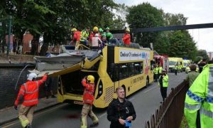 Τρόμος στο Μάντσεστερ - Σύγκρουση διώροφου λεωφορείου σε γέφυρα - 15 τραυματίες