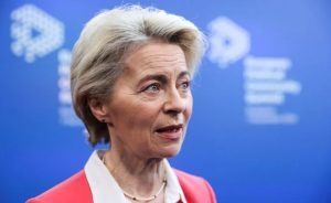 Θριαμβολογίες von der Leyen μετά το φιάσκο απέναντι στον «σκληρό» διαπραγματευτή Trump – Πετύχαμε σταθερότητα