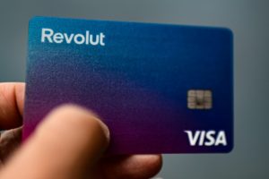 Revolut: Έρευνα - βόμβα από τις ιταλικές Αρχές για παραπλάνηση πελατών και αθέμιτες πρακτικές – Έφοδος σε υποκατάστημα