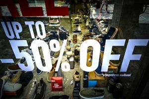 Κυριακή με θερινές εκπτώσεις και ανοιχτά καταστήματα: Το ωράριο λειτουργίας - FinanceNews.gr