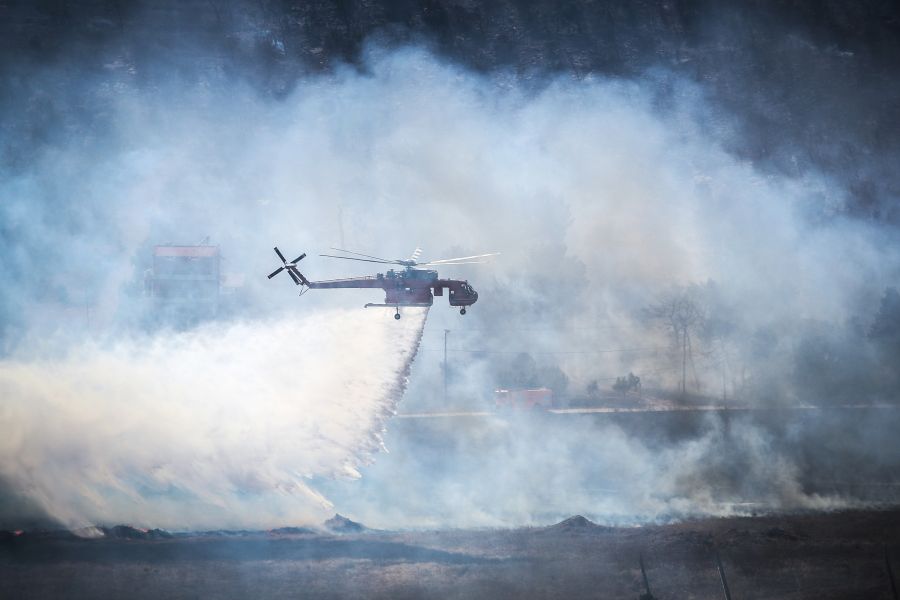 Συναγερμός στην Ελευσίνα: Πτώση πυροσβεστικού ελικοπτέρου εν ώρα κατάσβεσης - FinanceNews.gr