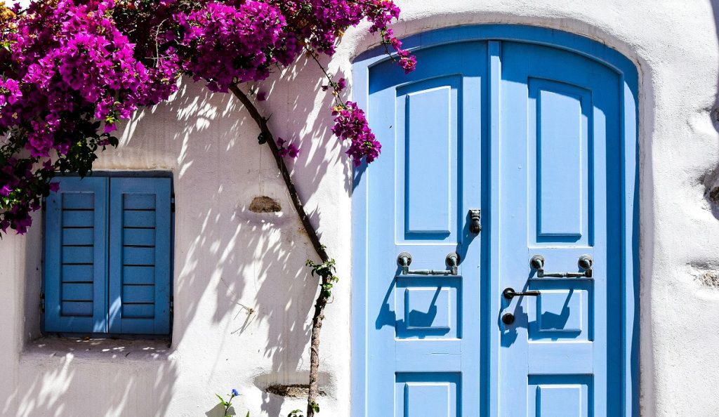 Γιατί τα σπίτια στις Κυκλάδες είναι λευκά με μπλε;