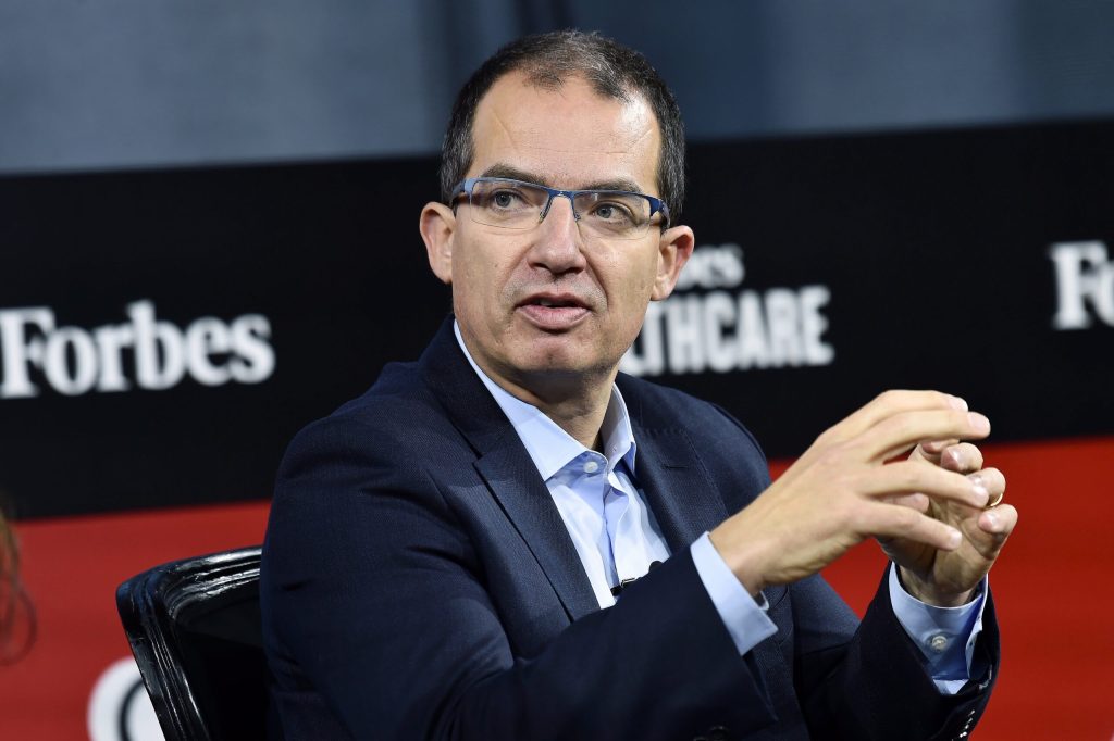 Μπάνσελ (CEO Moderna): «Έως το τέλος του έτους θα είμαστε λιγότεροι από 5.000 εργαζόμενοι»