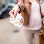ΚΕΠΕ: Το ΑΕΠ αυξάνεται και οι μισθοί συρρικνώνονται - FinanceNews.gr