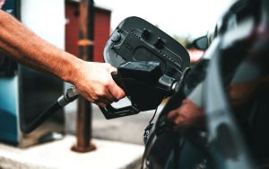 Βενζίνη κάτω από τα 1,75 ευρώ: Τι κρύβεται πίσω από τη μείωση στις αντλίες - FinanceNews.gr