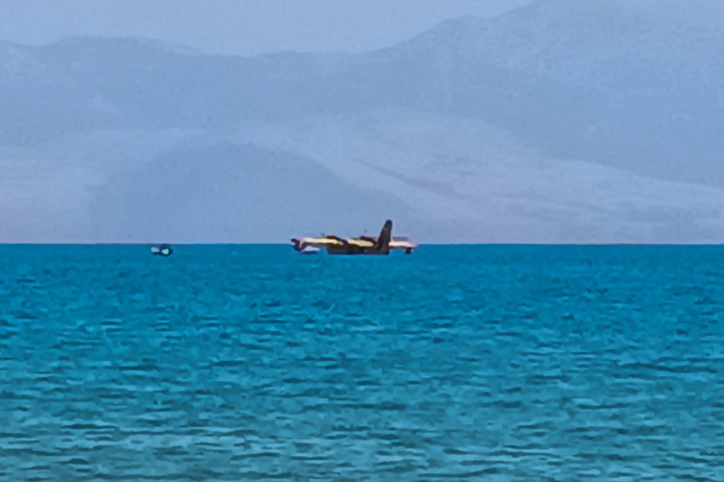 Σε εξέλιξη η ρυμούλκηση του πυροσβεστικού αεροσκάφους που προσθαλασσώθηκε στο Βραχάτι Κορινθίας - Η ανακοίνωση του ΓΕΑ
