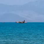 Σε εξέλιξη η ρυμούλκηση του πυροσβεστικού αεροσκάφους που προσθαλασσώθηκε στο Βραχάτι Κορινθίας - Η ανακοίνωση του ΓΕΑ