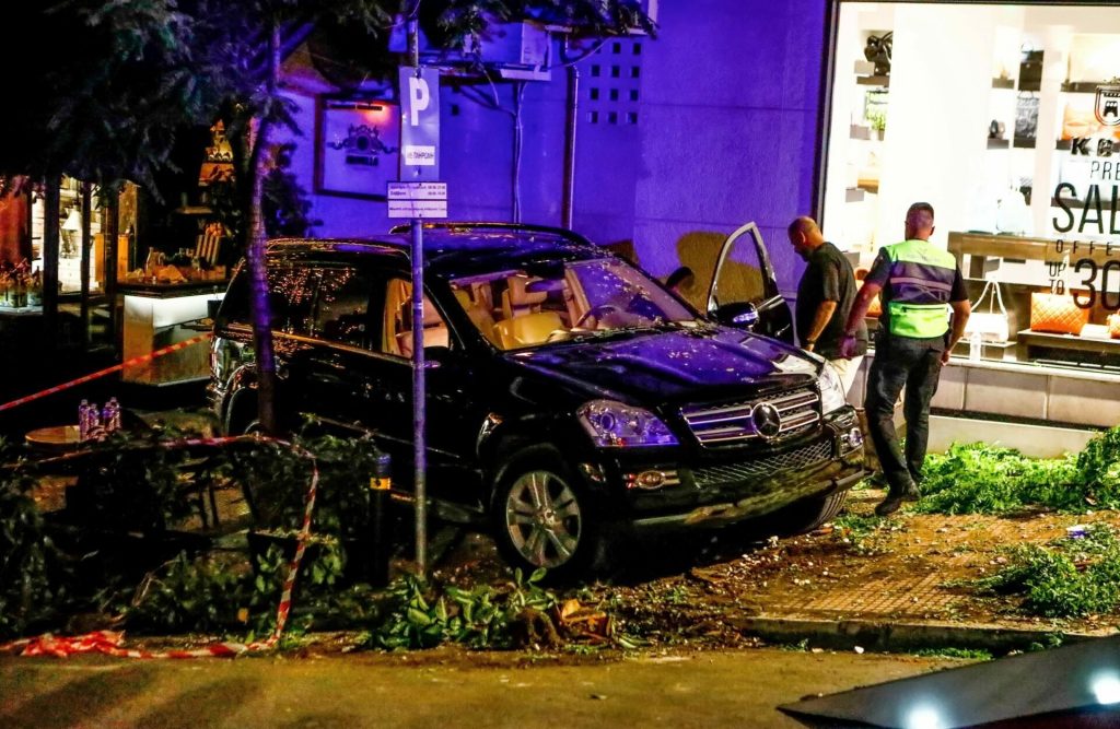 Κολωνάκι: Τζιπ έπεσε σε εστιατόριο «σαρώνοντας» τραπέζια με θαμώνες - 12 τραυματίες