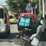 Διανομείς στον ήλιο: Το γκρίζο εργασιακό τοπίο πίσω από την ψηφιακή παραγγελία - FinanceNews.gr