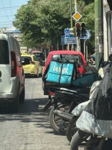 Διανομείς στον ήλιο: Το γκρίζο εργασιακό τοπίο πίσω από την ψηφιακή παραγγελία - FinanceNews.gr