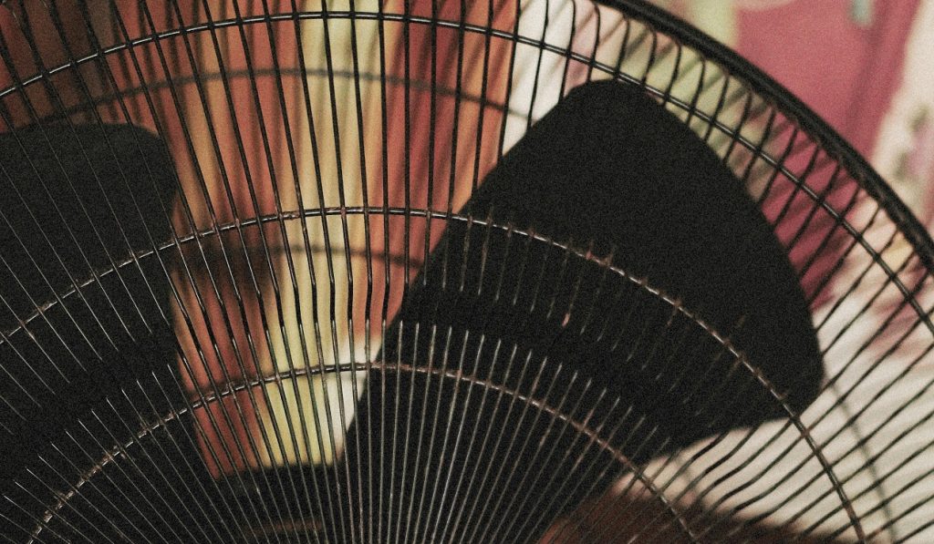 Ύπνος με ανεμιστήρα: Μπορεί να ανακουφίζει από τη ζέστη, αλλά κρύβει κινδύνους για την υγεία
