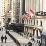 Συγκρατημένες απώλειες από τα υψηλά στη Wall Street