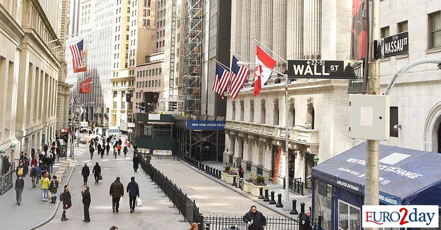 Συγκρατημένες απώλειες από τα υψηλά στη Wall Street