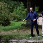 Πρόστιμο στον Βρετανό ΥΠΕΞ καθώς ψάρεψε με τον Αμερικανό αντιπρόεδρο χωρίς άδεια