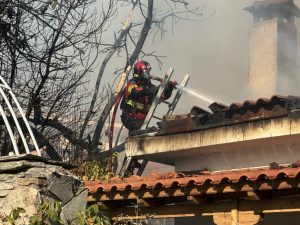 Φωτιά τώρα στη Κερατέα: Καίγονται σπίτια - Νέο 112 για εκκένωση οικισμών - FinanceNews.gr