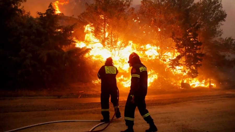 Συναγερμός στην Αργολίδα - Σοβαρός τραυματισμός πυροσβέστη στις επιχειρήσεις κατάσβεσης της φωτιάς