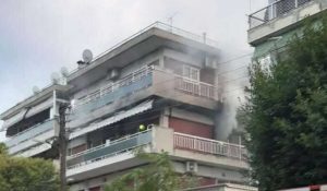 Λαμπάδιασε διαμέρισμα στην Καλαμαριά - Η πυροσβεστική απομάκρυνε άνδρα από το κτίριο