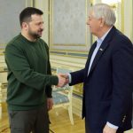 Απόλυτη κατάντια - Ο Zelensky παρασημοφόρησε τον ρωσοφοβικό γερουσιαστή Lindsey Graham