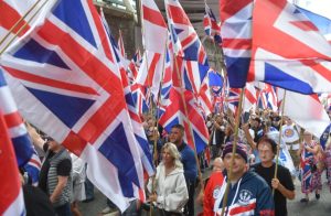 Βρετανία: Συγκρούσεις σε διαδηλώσεις κατά των μεταναστών στο Μάντσεστερ και το Λονδίνο