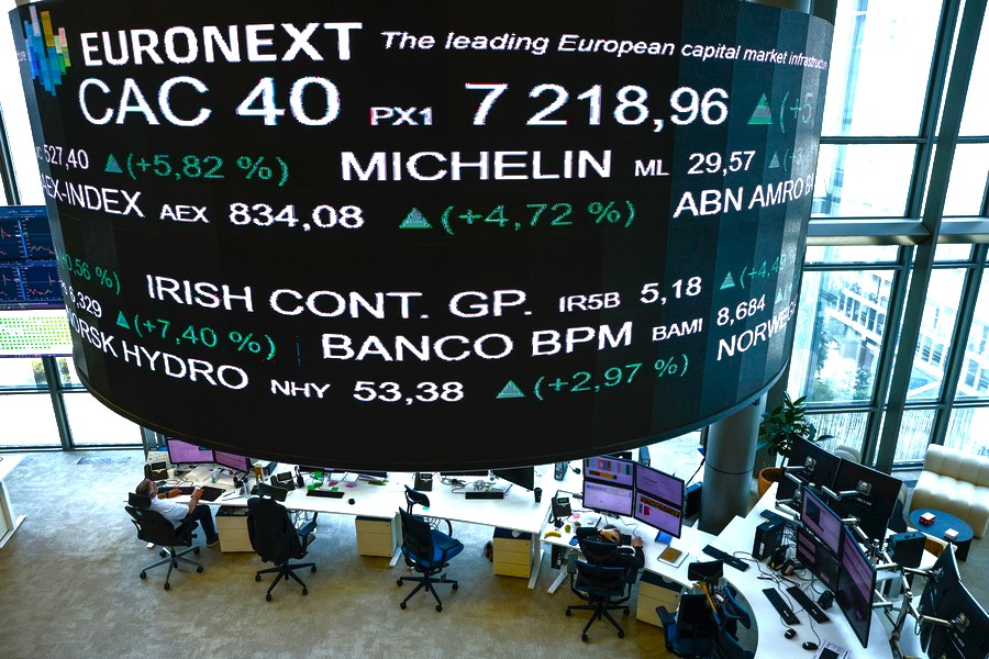 Sell-off στο Παρίσι: Ο CAC40 βουλιάζει και τα spreads γαλλικών ομολόγων διευρύνονται - FinanceNews.gr
