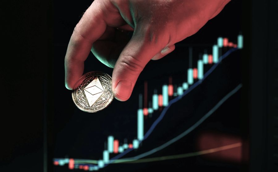 Μια «φάλαινα» βύθισε το Bitcoin - Το Ethereum γράφει ιστορία - FinanceNews.gr
