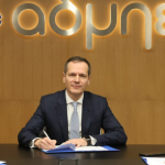 Ο πρόεδρος και CEO  του ΑΔΜΗΕ Μανούσος Μανουσάκης μοίρασε αυξήσεις  400.000 ευρώ σε ένα χρόνο στο ΔΣ. Χαίρονται  για τα κέρδη αλλά δεν λέει  τίποτα  πόσο πληρώνουν τα νοικοκυριά.