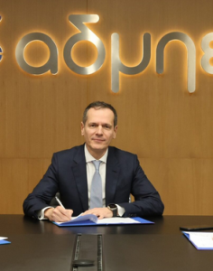 Ο πρόεδρος και CEO του ΑΔΜΗΕ Μανούσος Μανουσάκης μοίρασε αυξήσεις 400.000 ευρώ σε ένα χρόνο στο ΔΣ. Χαίρονται για τα κέρδη αλλά δεν λέει τίποτα πόσο πληρώνουν τα νοικοκυριά.