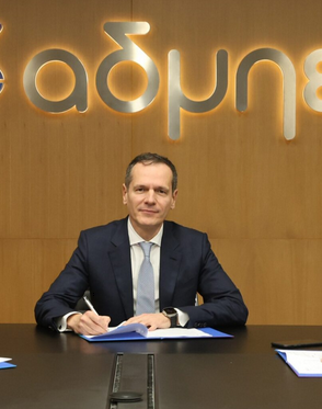 Ο πρόεδρος και CEO  του ΑΔΜΗΕ Μανούσος Μανουσάκης μοίρασε αυξήσεις  400.000 ευρώ σε ένα χρόνο στο ΔΣ. Χαίρονται  για τα κέρδη αλλά δεν λέει  τίποτα  πόσο πληρώνουν τα νοικοκυριά.