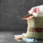 Bloomberg: Δικαστική διαμάχη ελληνικής κυβέρνησης – επενδυτών για τα ομόλογα με ρήτρα χρέους του 2012