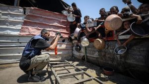 Προπαγάνδα - Φωτογράφος στη Γάζα σκηνοθετεί εικόνες πείνας με γυναίκες και παιδιά