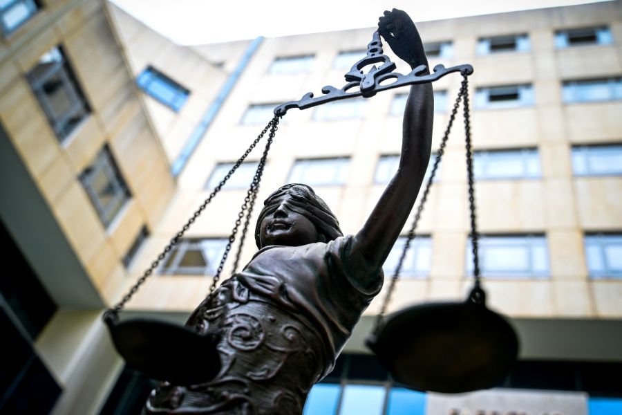 Δίκη Novartis: Η απολογία της «Αικατερίνης Κελέση» για τις βαλίτσες με χρήματα σε πολιτικούς - FinanceNews.gr
