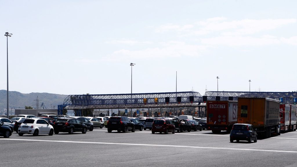 Αθηνών - Κορίνθου: Διακόπηκε η κυκλοφορία στο ρεύμα προς Κόρινθο λόγω εκτροπής νταλίκας