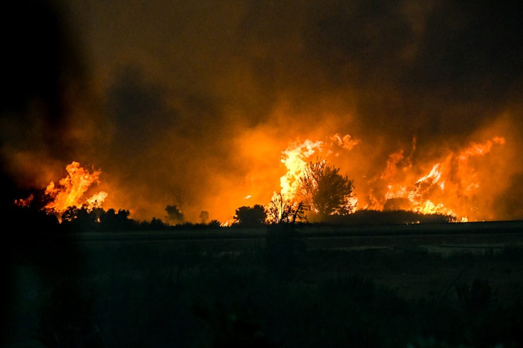 Μαίνεται εκτός ελέγχου η φωτιά στον Πρωτόπαππα Ιωαννίνων - Σκηνικό πύρινης κόλασης (βίντεο)