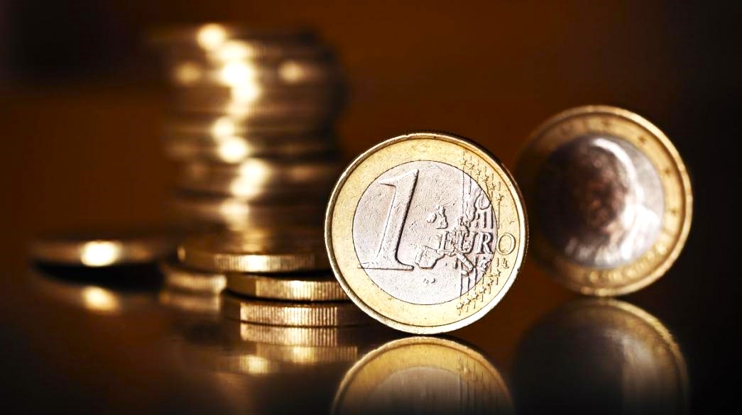 Το ευρώ ενισχύεται στα 1,1621 δολάρια - FinanceNews.gr