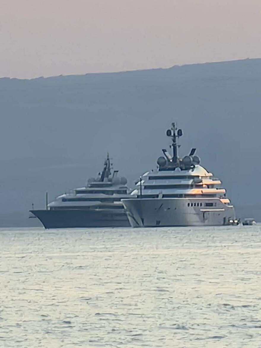 Ανοιχτά της Καλαμάτας το υπερπολυτελές γιοτ του ιδιοκτήτη της Μάντσεστερ Σίτι - Δείτε φωτογραφίες