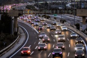 Σε εξέλιξη η επιστροφή των εκδρομέων του Δεκαπενταύγουστου - Αυξημένη κίνηση στην Αθηνών-Κορίνθου