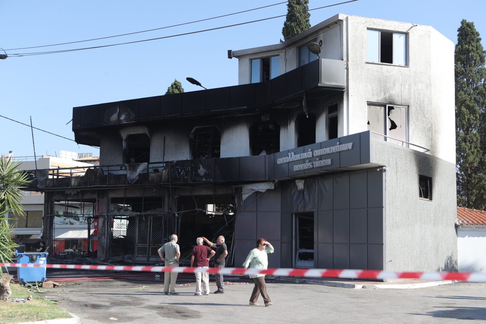 Θανατηφόρο τροχαίο στο Κορωπί - ΙΧ έπεσε σε κατάστημα και προκάλεσε φωτιά