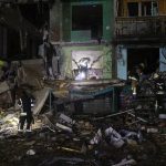 Ουκρανία: Ρωσικές επιθέσεις με δεκάδες θύματα σκιάζουν τον διάλογο Τραμπ-Ζελένσκι - FinanceNews.gr