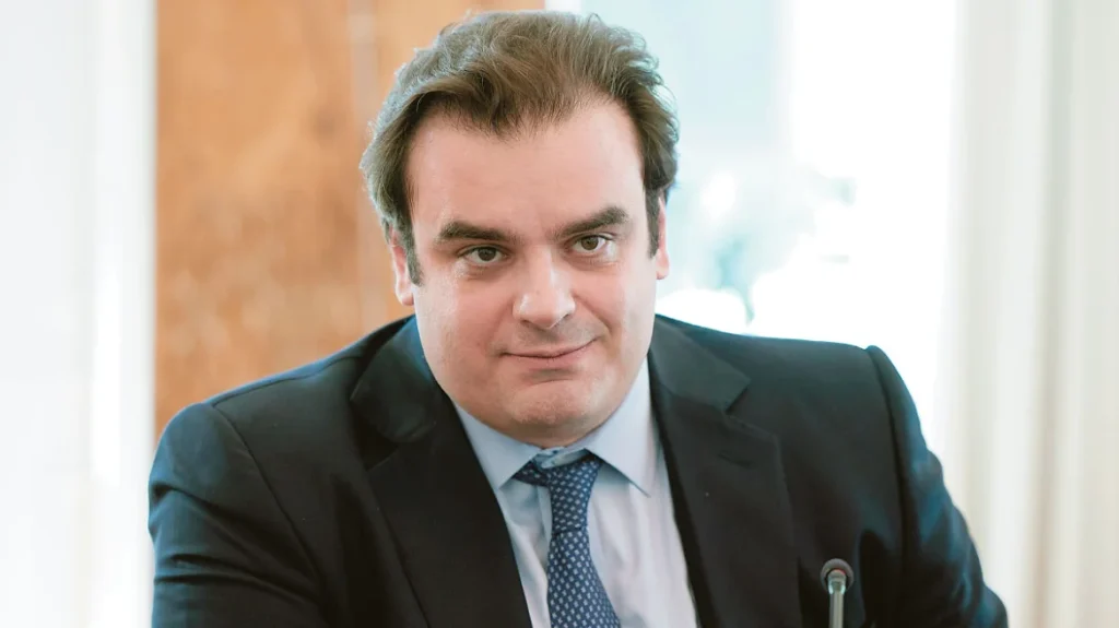 Ορόσημο για τον ελληνικό τραπεζικό τομέα: Στήριξη Πιερρακάκη στην εξαγορά της HSBC Μάλτας από την Credia Bank - FinanceNews.gr