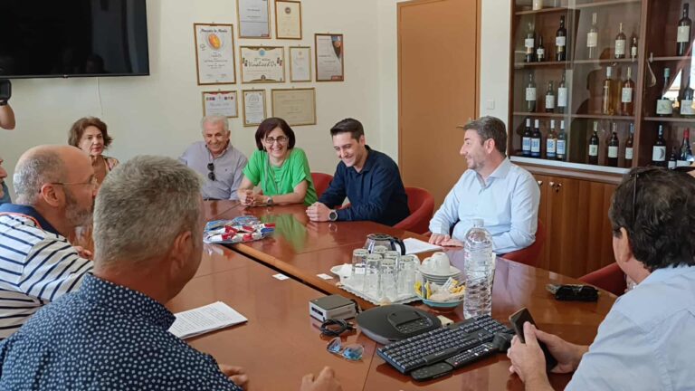 Στην Σάμο ο Ανδρουλάκης: Επισκέφτηκε τον Ενιαίο Οινοποιητικό Αγροτικό Συνεταιρισμό - FinanceNews.gr
