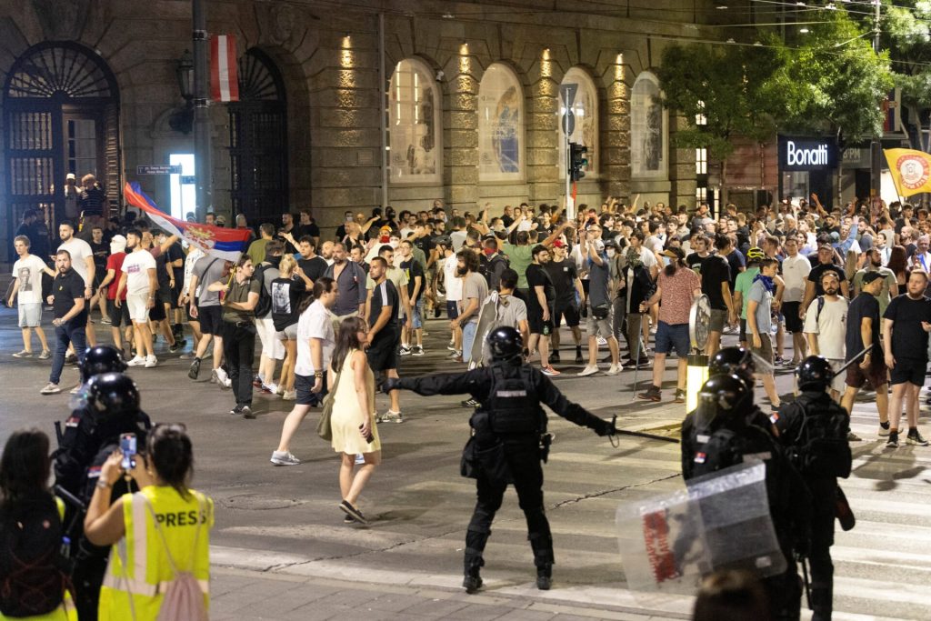 Σερβία: Αντικυβερνητικές διαδηλώσεις και συγκρούσεις για δεύτερη ημέρα